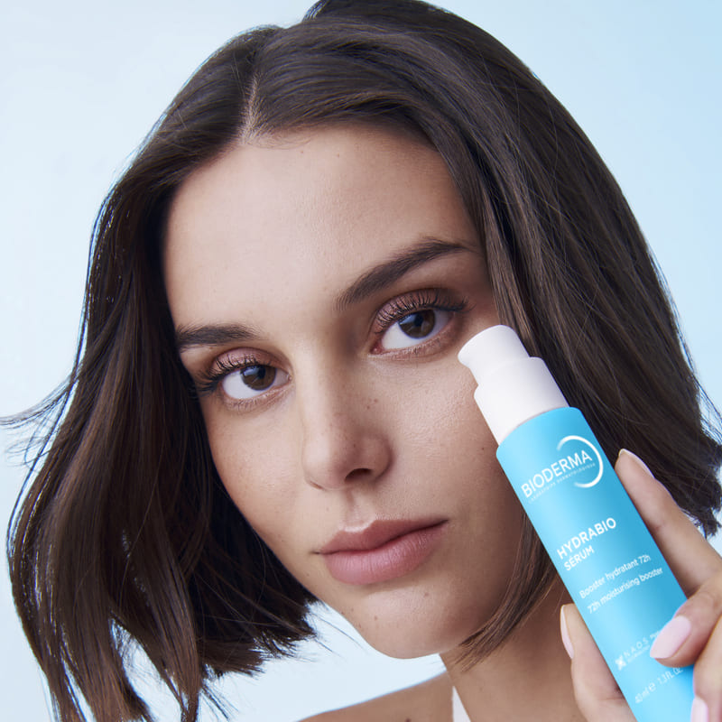 Mujer sosteniendo el sérum Bioderma Hydrabio