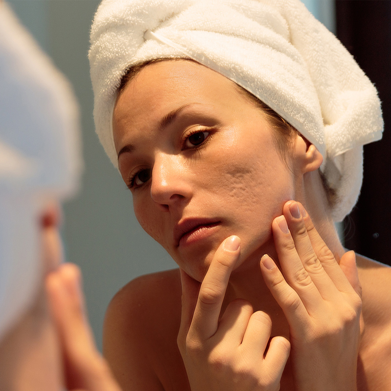 Mujer frente al espejo