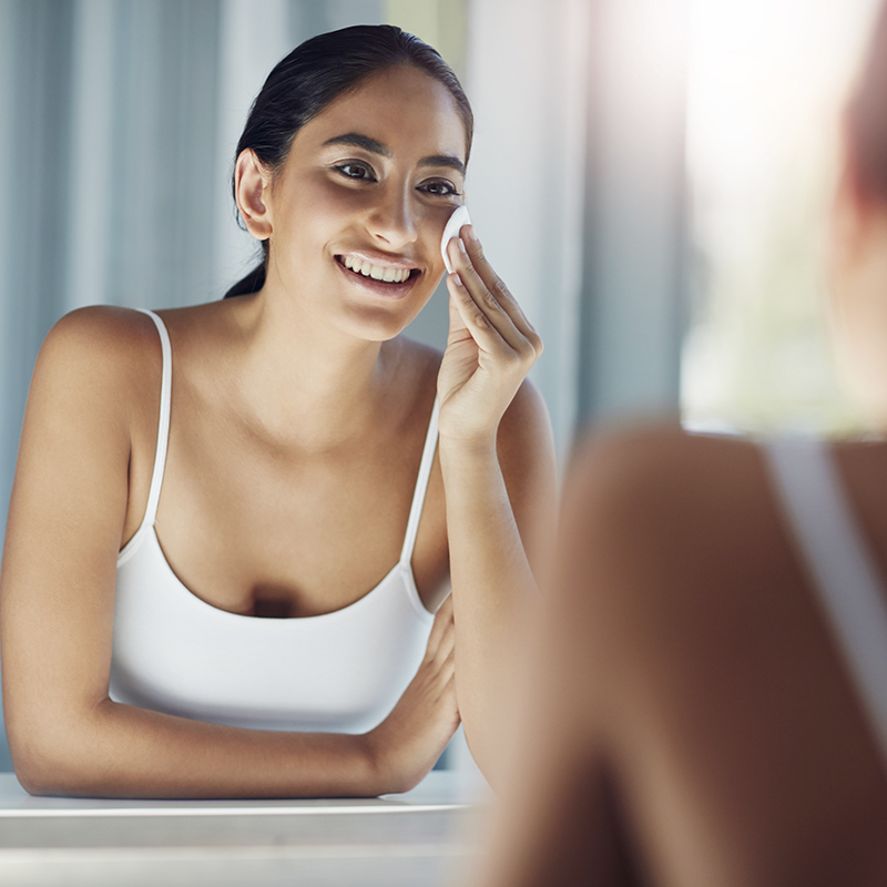 mujeres con un algodón