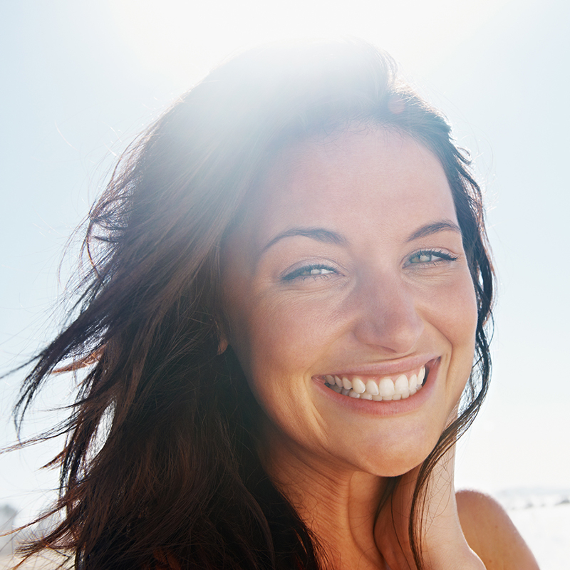 Sol y piel chica al sol