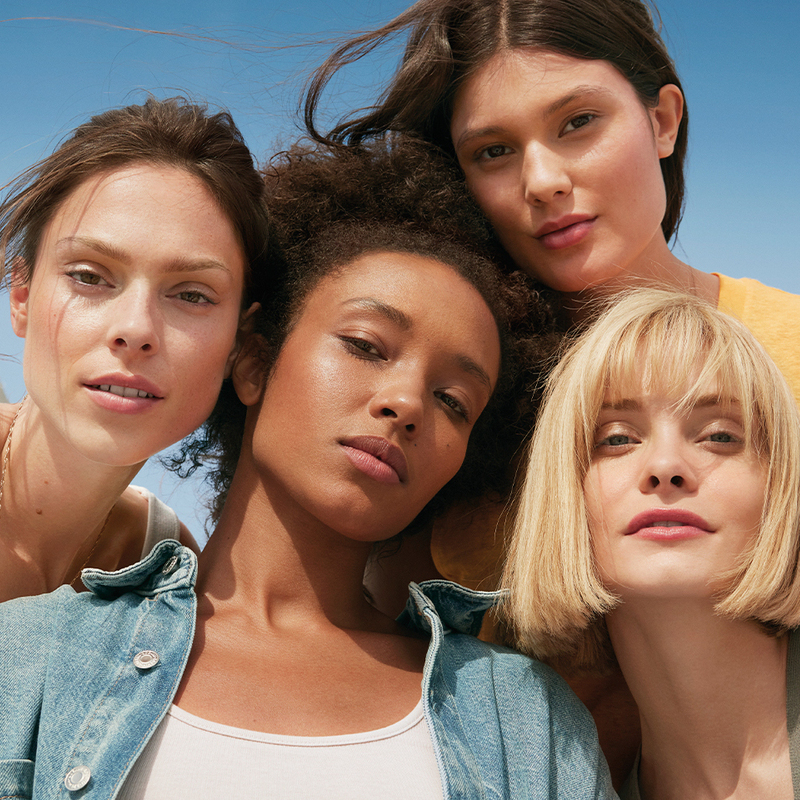 Cuatro mujeres a la luz del sol, protegidas por SPF