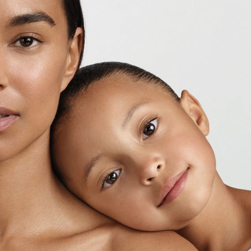 Mujer y niña pequeña