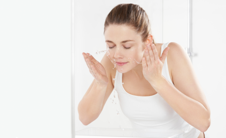 Chica haciendo su rutina de higiene facial Chica haciendo su rutina de higiene facial