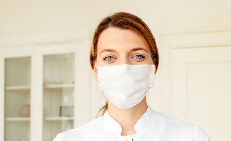 Doctora usando la mascarilla 