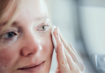 La limpieza facial debe realizarse de día y de noche El agua micelar de Sensibio es un limpiador facial que es recomendable utilizarlo al despertarse y antes de acostarse para eliminar suciedad y otras partículas.