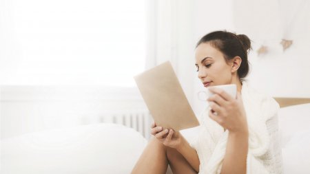 mujer leyendo un libro