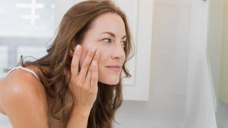 Mujer adulta usando Sérum Pigmentbio C Concentrate de Bioderma