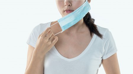 Mujer con mascarilla facial Mujer con mascarilla facial
