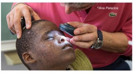 Proyecto solidario Tanzania - Médico revisando a paciente Proyecto solidario Tanzania - Médico revisando a paciente