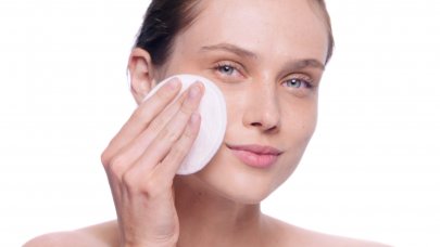 Es un limpiador facial que elimina impurezas y no necesita  aclarado para dejar la piel limpia de residuos. 