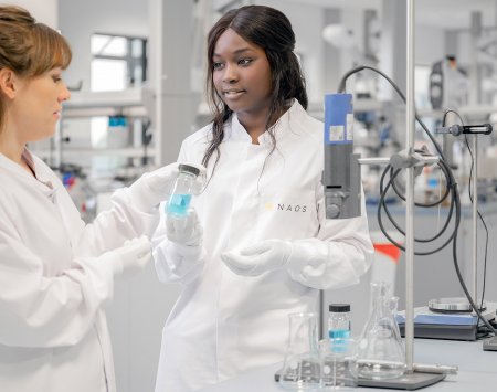 Bioderma - mujer en el laboratorio 