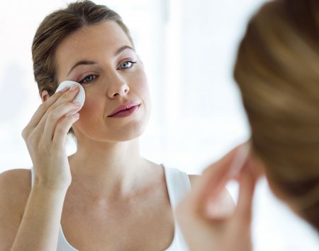 Mujer retirando el maquillaje de su rostro