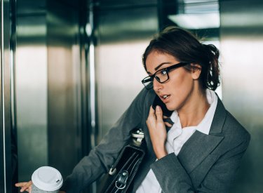 Mujer con prisas por la mañana 