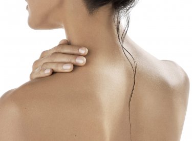 Bioderma - mujer limpiándose la espalda