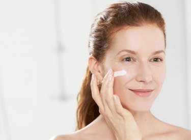 BIODERMA - Mujer con piel madura aplicando crema antiedad