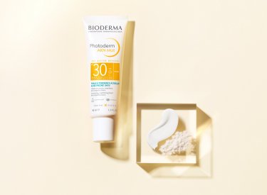 Product presentation Photoderm AKN Mat SPF30, sun protection for acne-prone skin by reducing sebum production and long-term mattifying action