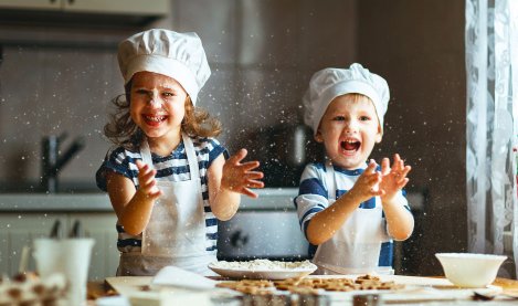 Niños jugando con la comida