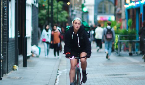 Embajadora Sensibio Charlotte - Mensajera en bicicleta