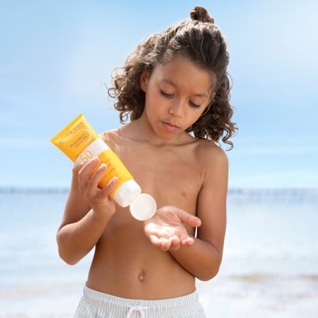 Children using Bioderma ULTRA SPF50+ milk